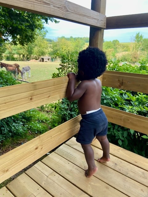 Jake op de veranda van het tiny house in Frankrijk, zomer 2020